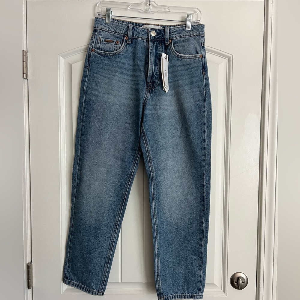 Mom jeans. Never worn, tag still attached. Brand Stradivarius.